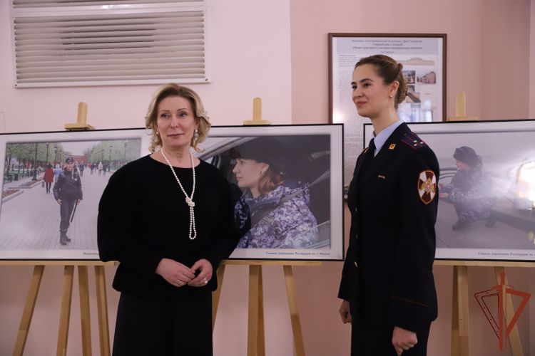 Росгвардейцы приняли участие в церемонии открытия фотовыставки «Женщины в погонах»