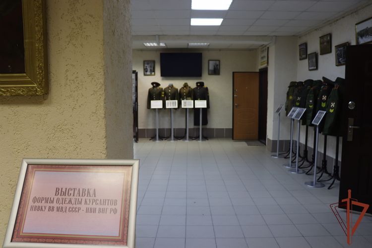 В Новосибирском военном институте Росгвардии собрали образцы форменного обмундирования курсантов разных времен (видео)