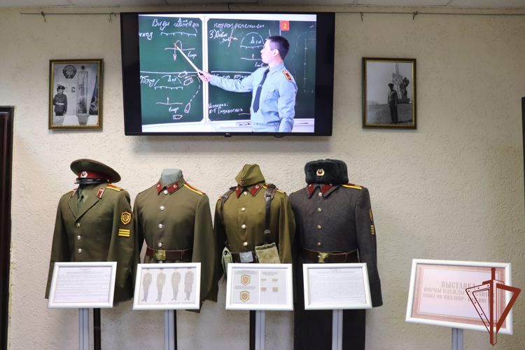 В Новосибирском военном институте Росгвардии собрали образцы форменного обмундирования курсантов разных времен (видео)