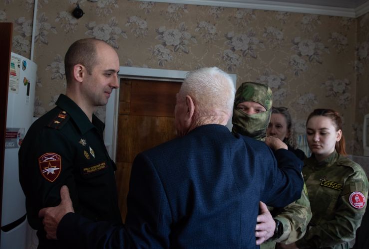 Архангельские росгвардейцы поздравили ветерана ВОВ с Днем защитника Отечества