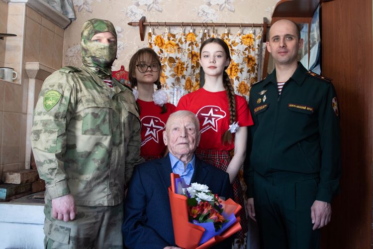 Архангельские росгвардейцы поздравили ветерана ВОВ с Днем защитника Отечества