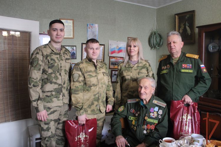 Встречу с ветераном войны провели росгвардейцы в Астрахани