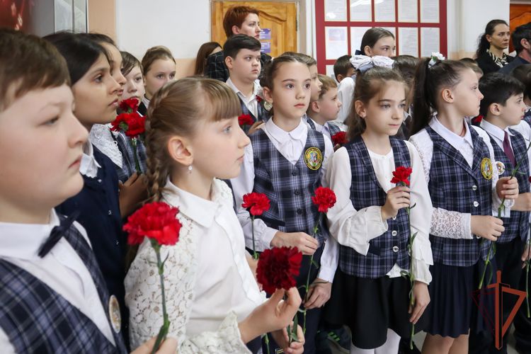 Памятный стенд погибшему офицеру Росгвардии открыт в Пятигорске