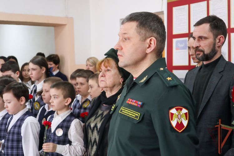 Памятный стенд погибшему офицеру Росгвардии открыт в Пятигорске