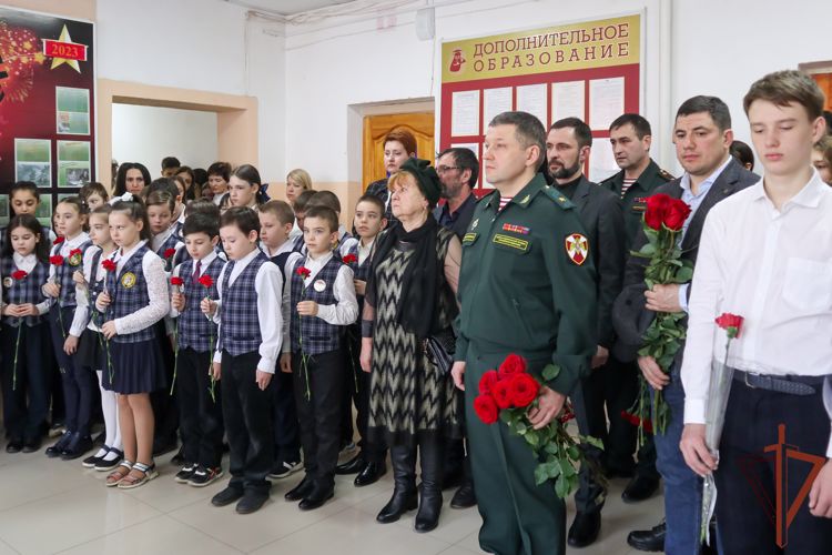Памятный стенд погибшему офицеру Росгвардии открыт в Пятигорске