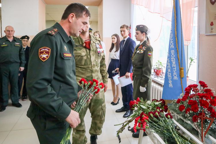 Памятный стенд погибшему офицеру Росгвардии открыт в Пятигорске