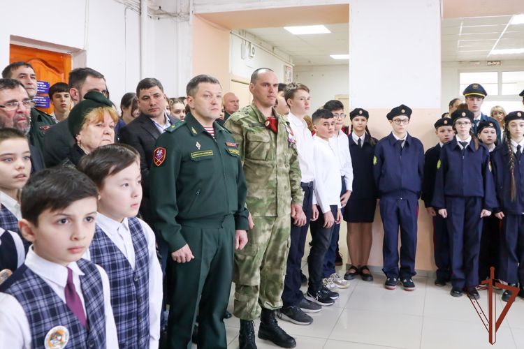 Памятный стенд погибшему офицеру Росгвардии открыт в Пятигорске