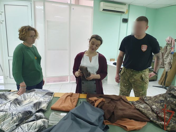 Представители Росгвардии в Югре передали собственноручно отшитую одежду военнослужащим в регион СВО