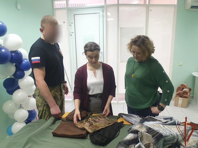 Представители Росгвардии в Югре передали собственноручно отшитую одежду военнослужащим в регион СВО  