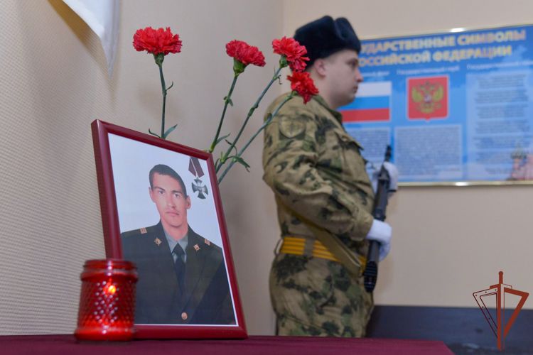 Памятную доску погибшему военнослужащему Росгвардии открыли в Екатеринбурге