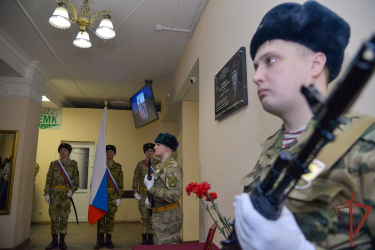 Памятную доску погибшему военнослужащему Росгвардии открыли в Екатеринбурге