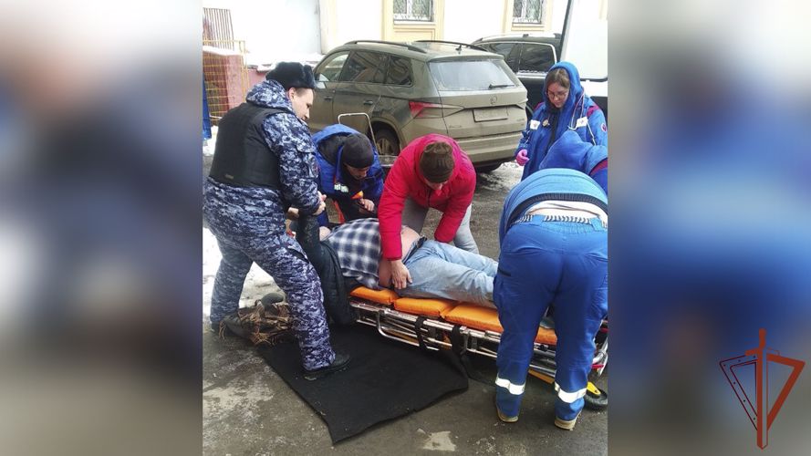 Получившему на улице травму жителю столицы на помощь пришли  сотрудники Росгвардии 