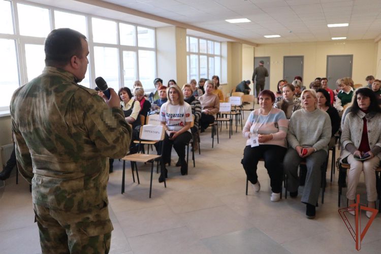 Росгвардейцы провели круглый стол о военно-патриотическом воспитании в рамках педагогического семинара в ДНР (видео)