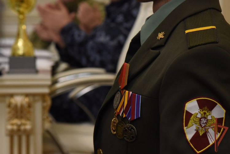 Командующий Сибирским округом вручил госнаграды росгвардейцам – участникам спецоперации