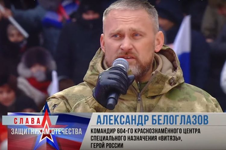 Офицер Росгвардии Герой России полковник Александр Белоглазов выступил на митинг-концерте «Слава защитникам Отечества» (видео)