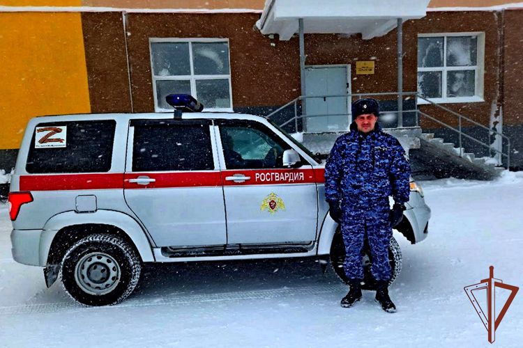 В столице Чукотки сотрудник вневедомственной охраны Росгвардии помог замерзавшему на улице ребенку