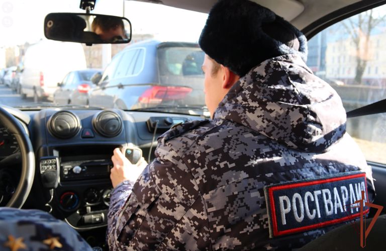 Росгвардейцы спасли жизнь перенесшему инсульт мужчине в Москве