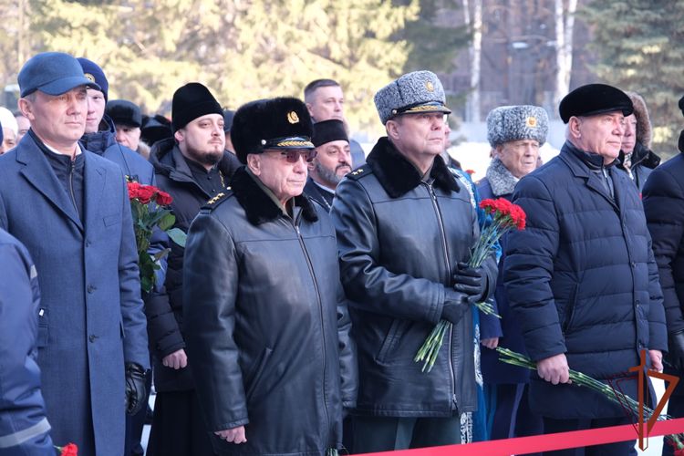 Представители Росгвардии возложили цветы к Вечному огню Широкореченского мемориального комплекса в Екатеринбурге