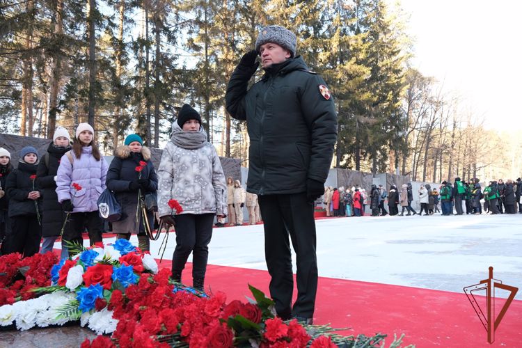 Представители Росгвардии возложили цветы к Вечному огню Широкореченского мемориального комплекса в Екатеринбурге