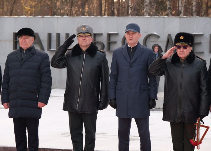 Представители Росгвардии возложили цветы к Вечному огню Широкореченского мемориального комплекса в Екатеринбурге