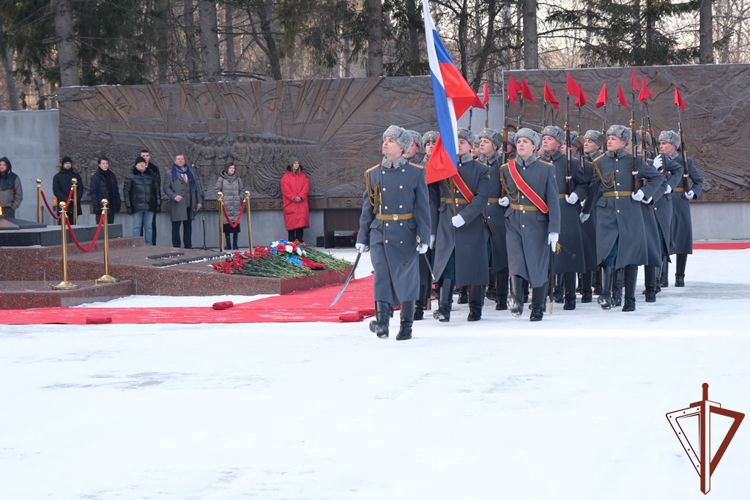 Представители Росгвардии возложили цветы к Вечному огню Широкореченского мемориального комплекса в Екатеринбурге