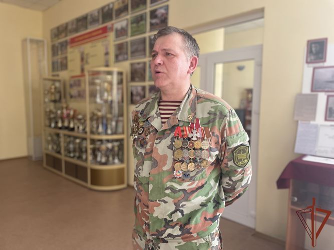 Внук легендарного командира Александра Сараева провел встречу с росгвардейцами в Иркутске