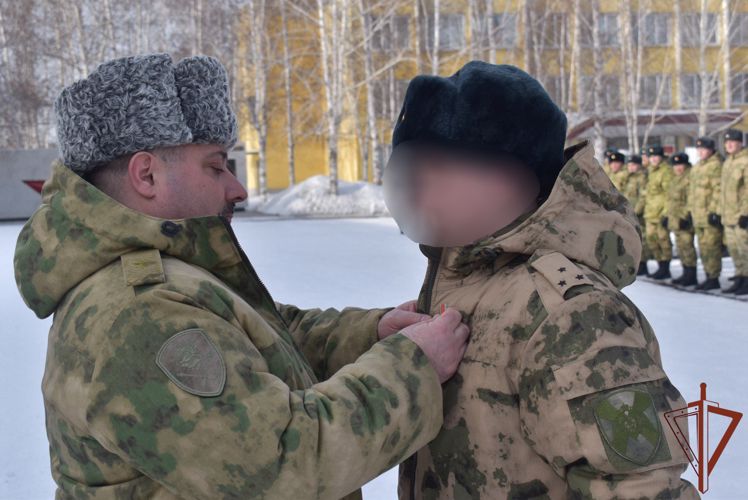 Госнаграды отличившимся в ходе проведения СВО военнослужащим вручил заместитель командующего Сибирским округом Росгвардии 