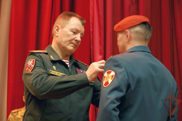 Командующий Приволжским округом Росгвардии в Казани вручил госнаграды участникам СВО (видео)