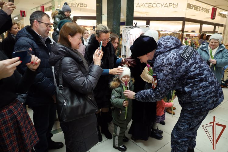 Военный оркестр Росгвардии выступил для посетительниц торгового центра в Казани (видео)