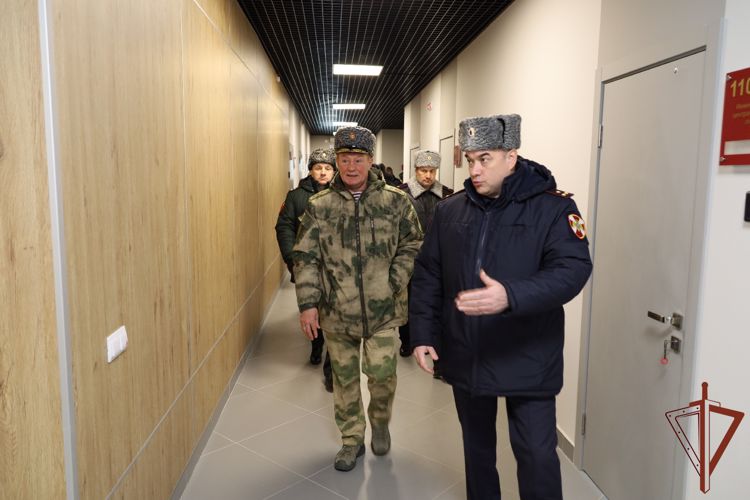 Командующий Приволжским округом Росгвардии в Казани вручил госнаграды участникам СВО (видео)