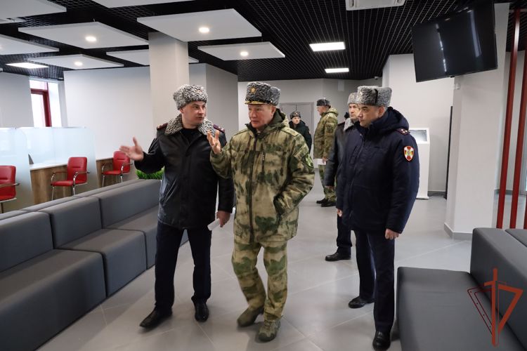 Командующий Приволжским округом Росгвардии в Казани вручил госнаграды участникам СВО (видео)