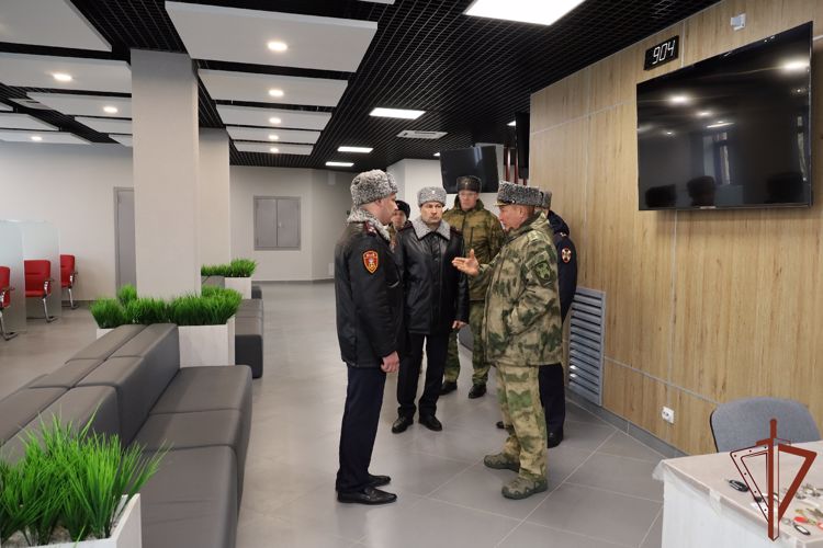 Командующий Приволжским округом Росгвардии в Казани вручил госнаграды участникам СВО (видео)