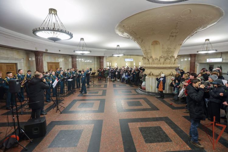 В Международный женский день музыканты Росгвардии выступили в московском метро
