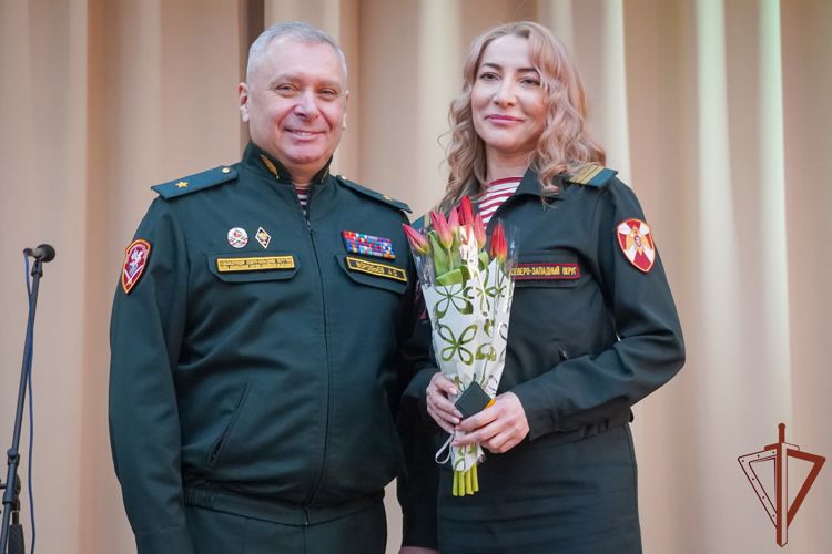 Командующий Северо-Западным округом поздравил женщин-росгвардейцев с Международным женским днём  