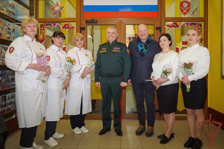 Командующий Северо-Западным округом поздравил женщин-росгвардейцев с Международным женским днём  