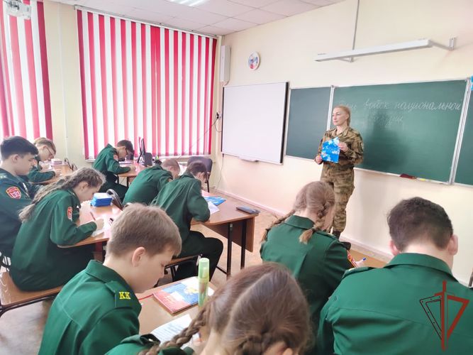 Кадеты из Иркутской области написали поздравительные письма росгвардейцам - участникам СВО