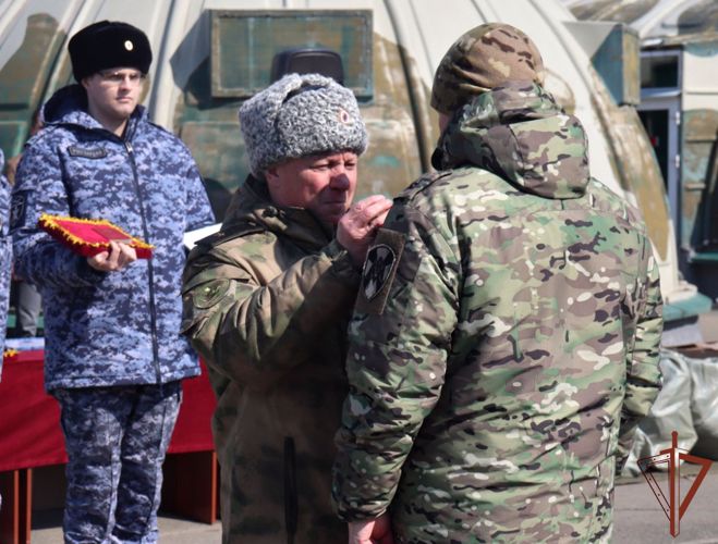 Замкомандующего Восточным округом Росгвардии вручил госнаграды спецназовцам в Приморье 