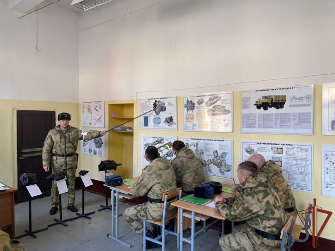 Перевод вооружения, военной и специальной техники на летний период эксплуатации начался в Уральском округе Росгвардии