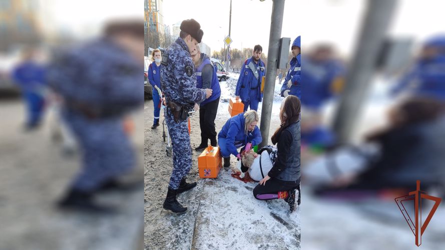 Пострадавшим в ДТП жительницам столичного региона оказали медпомощь росгвардейцы