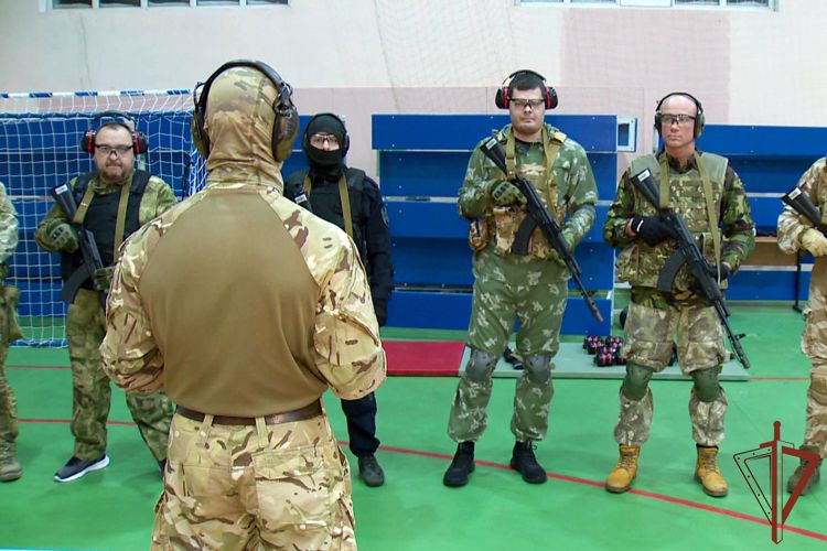 Офицеры Росгвардии проводят курсы начальной военной подготовки для ямальцев (видео)