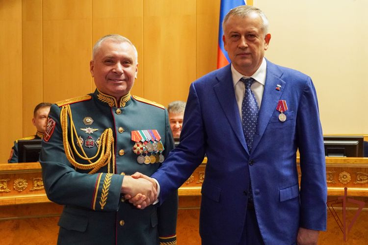 Командующий Северо-Западным округом Росгвардии вручил губернатору Ленинградской области медаль «Участнику специальной военной операции»