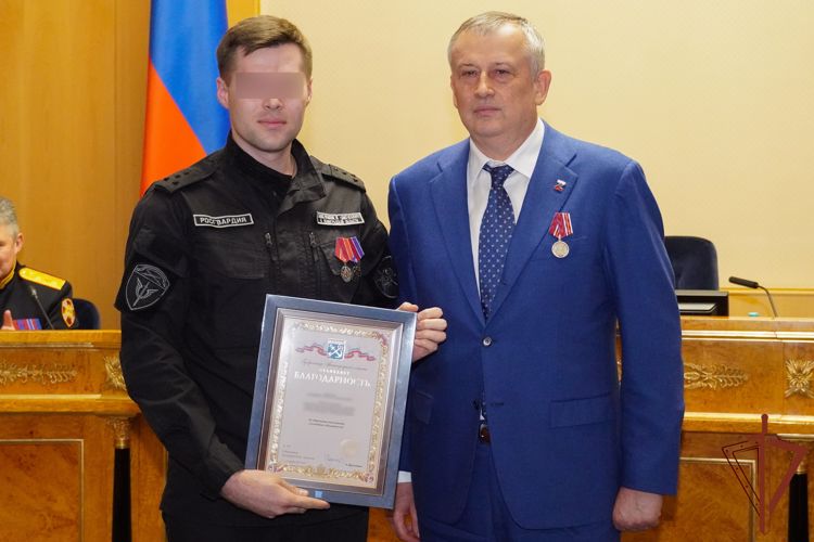 Командующий Северо-Западным округом Росгвардии вручил губернатору Ленинградской области медаль «Участнику специальной военной операции»