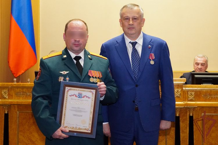 Командующий Северо-Западным округом Росгвардии вручил губернатору Ленинградской области медаль «Участнику специальной военной операции»