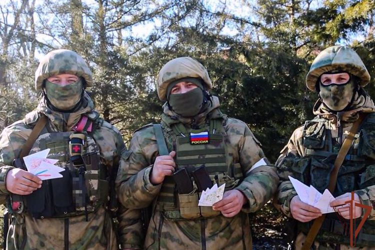 Бойцы Росгвардии поблагодарили екатеринбургских кадет за письма поддержки (видео)