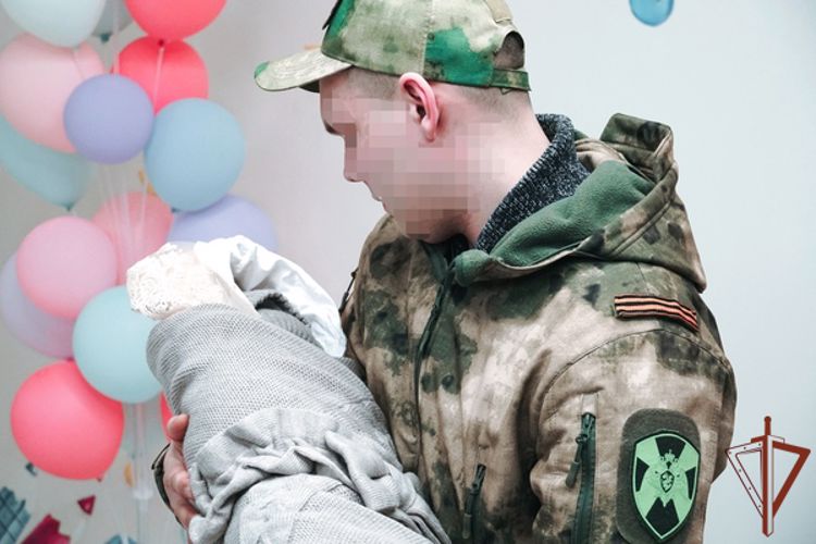 Росгвардеец - участник СВО встретил жену и новорождённого ребёнка из роддома в Архангельске (видео)