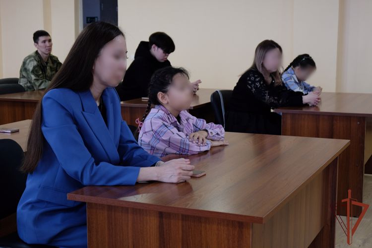С семьями погибших росгвардейцев в Якутске встретился президент благотворительного фонда «Защитник счастья» 