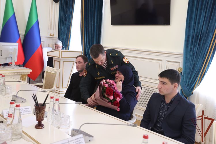 Родственникам погибших росгвардейцев передали ордена Мужества в Дагестане 