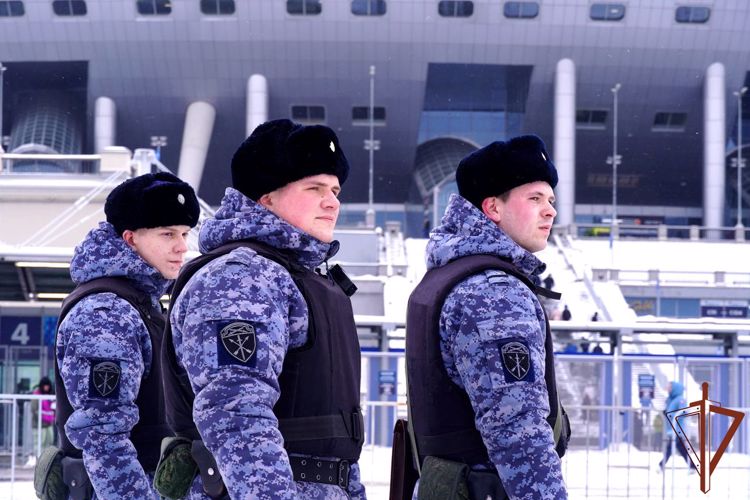 Росгвардейцы приняли участие в обеспечении правопорядка во время матча «Зенит-Химки» в Санкт-Петербурге 