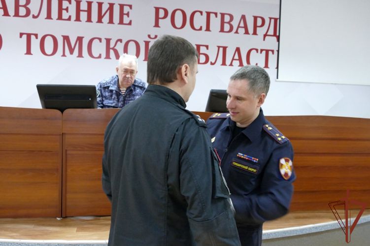 Заместитель командующего Сибирским округом Росгвардии вручил награды отличившимся в ходе СВО росгвардейцам 