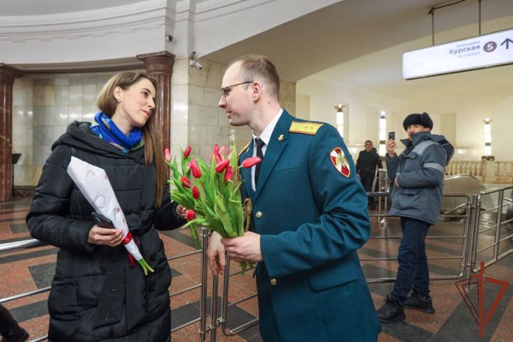В Международный женский день музыканты Росгвардии выступили в московском метро